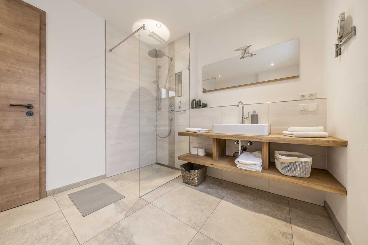 Alpenrose Lenggries Ferienwohnung im Erdgeschoss - Bad mit Dusche