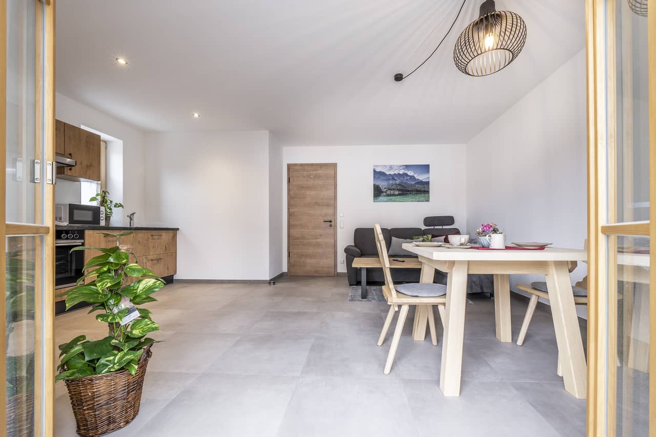 Alpenrose Lenggries Ferienwohnung im Erdgeschoss - Wohnraum mit Küche