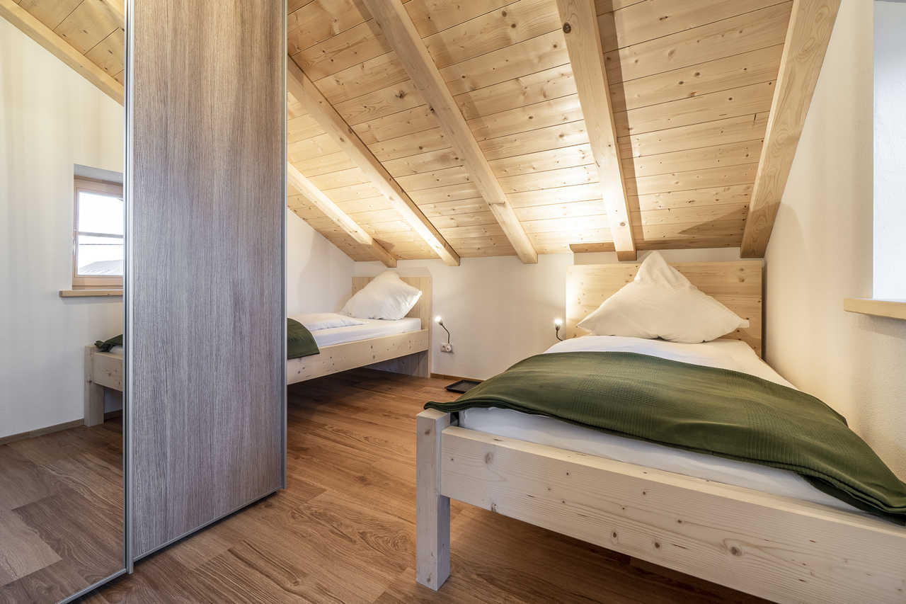 Ferienwohnung im Dachgeschoss - Zimmer mit zwei Einzelbetten