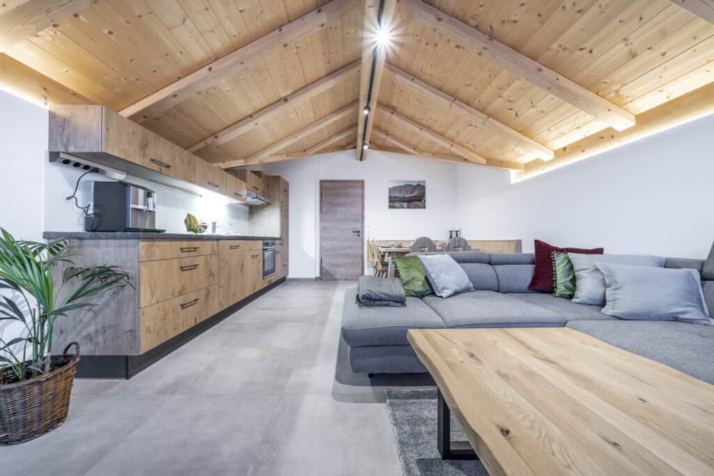Alpenrose Lenggries Ferienwohnung im Dachgeschoss - Wohnraum mit Küche
