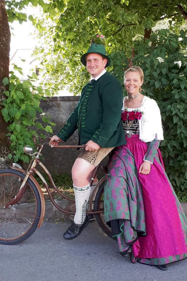 Gastgeber Maria und Klaus Wasensteiner im Sonntagsgewand