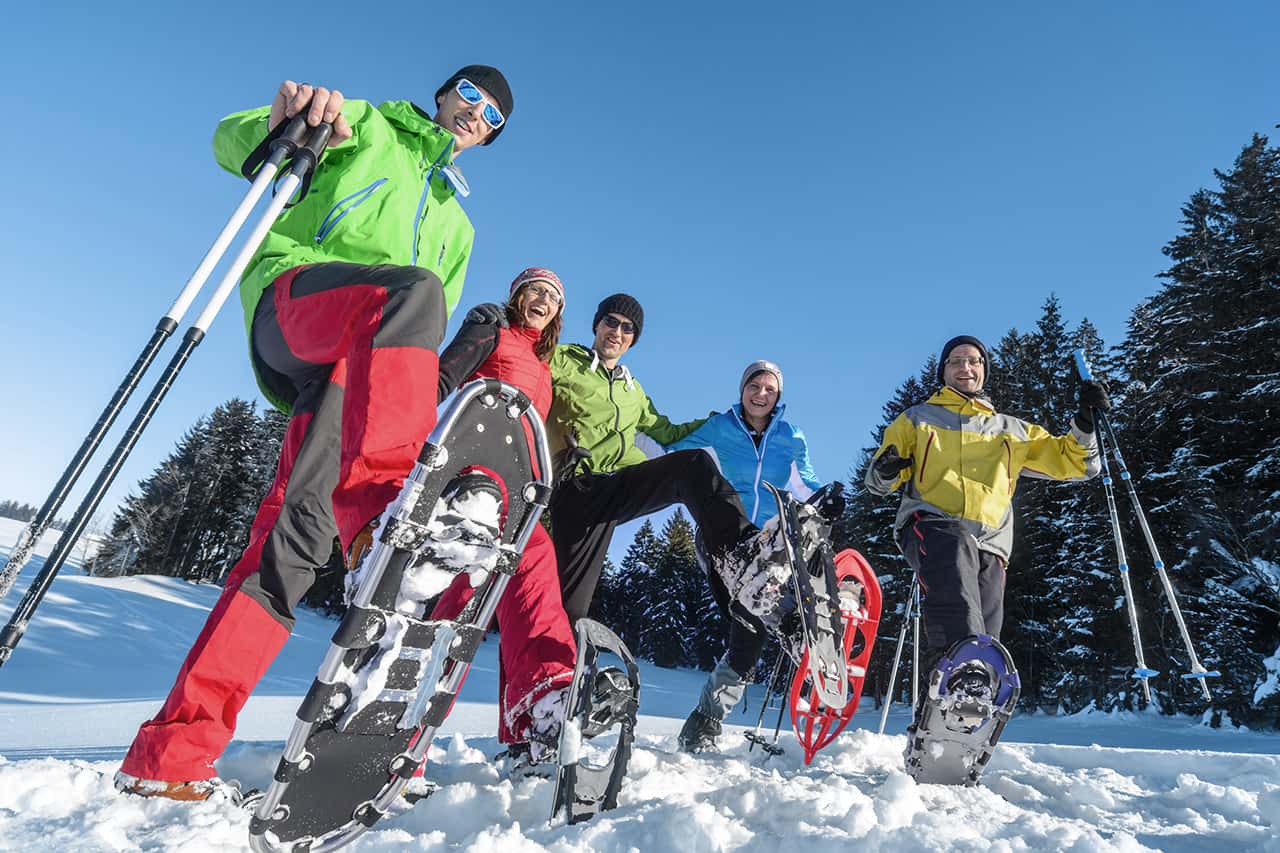 Eine Gruppe von Schneeschuhwanderern in Lenggries